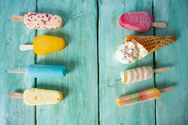 turkuaz bir yüzeyüzerinde dondurma çeşitli 