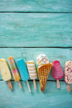 turkuaz bir yüzeyüzerinde dondurma çeşitli 