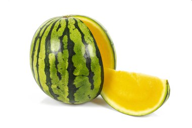 beyaz arka plan üzerinde izole kesilmiş sarı karpuz 