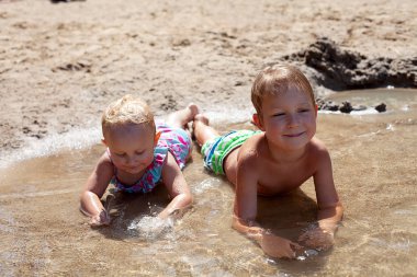 hafta sonu gölde yüzen sevimli çocuklar