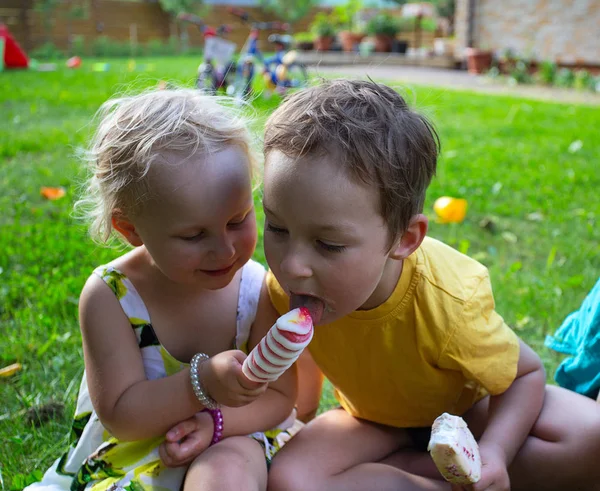 Lindos Niños Comiendo Helado Día Verano —  Fotos de Stock