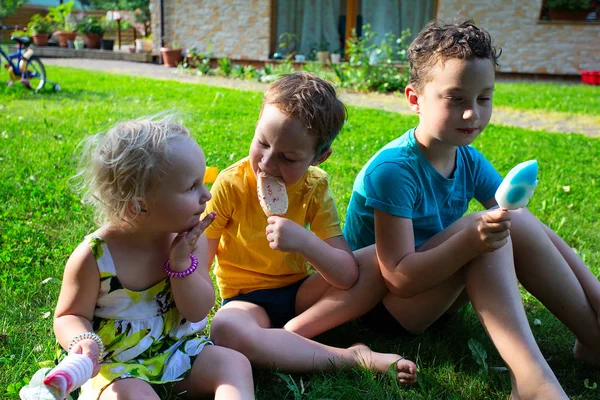 Niedliche Kinder Essen Eis Einem Sommertag — Stockfoto