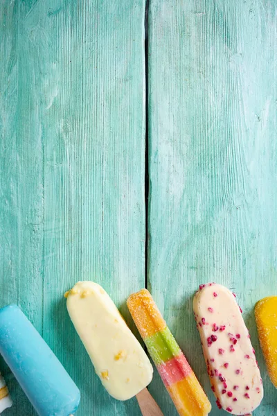 ターコイズ色の表面のアイスクリームの品種 — ストック写真