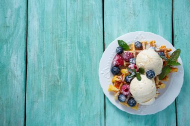 Dondurma ve böğürtlenli Belçika waffleları