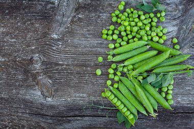 koyu ahşap yüzeyde taze bezelye