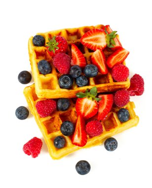 Waffle üzerine beyaz izole çilek ile