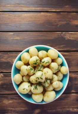 ahşap bir yüzeyüzerinde haşlanmış yeni patates