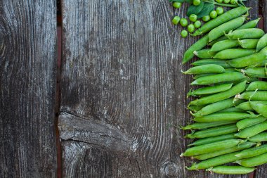 koyu ahşap yüzeyde taze bezelye