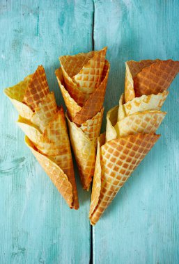 turkuaz ahşap yüzeyüzerinde waffle konileri