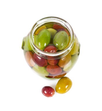 beyaz izole cam bir kavanozda zeytin turşusu