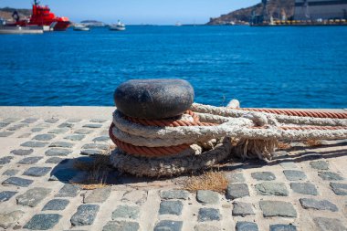 Halatlarla kenetleme için metalik kütüklü İskele