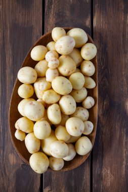 kahverengi ahşap yüzeyde yeni patates