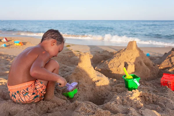 Plaj Binası Kumdan Kalede Oturan Çocuk — Stok fotoğraf