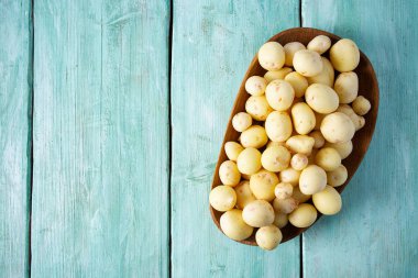 turkuaz ahşap bir yüzey üzerinde yeni patates