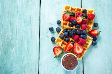 çilek ve çikolata krema ile tatlı belçika waffle