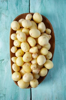 turkuaz ahşap bir yüzey üzerinde yeni patates