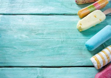 turkuaz bir yüzeyüzerinde dondurma çeşitli 