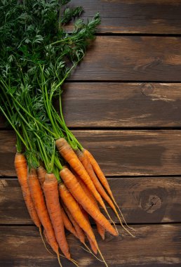 Tahta yüzeyde taze havuç