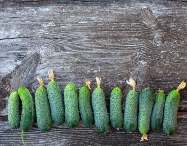 koyu ahşap yüzeyde taze salatalık