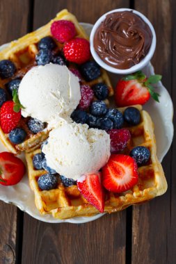 çilek ve dondurma ile tatlı belçika waffle