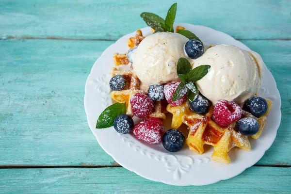 Gofres belgas con helado y bayas —  Fotos de Stock