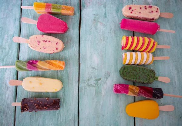 turkuaz ahşap yüzeyde dondurma