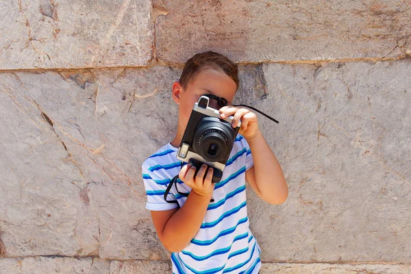 ヴィンテージカメラを使って写真を作る少年 — ストック写真