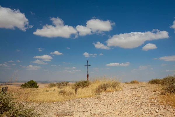 Cruz de ferro contra a paisagem nublada — Fotografia de Stock