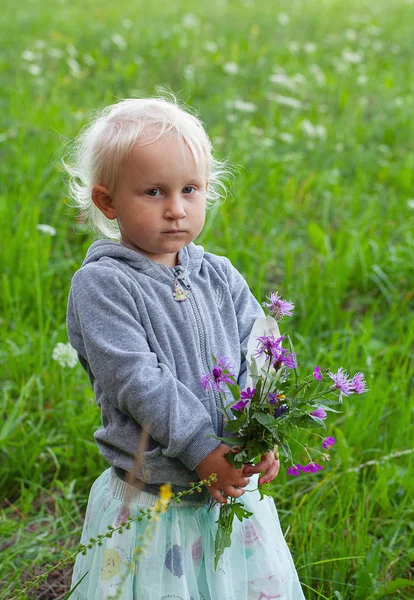 Menina bonito com flores — Fotografia de Stock