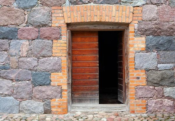 Eski bir taş binanın kapı ve pencereleri — Stok fotoğraf