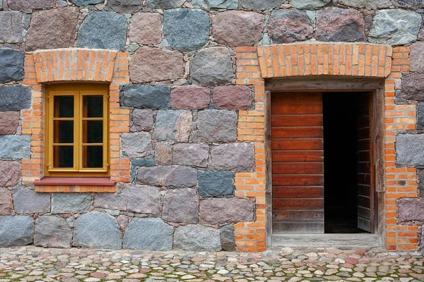 Eski bir taş binanın kapı ve pencereleri — Stok fotoğraf
