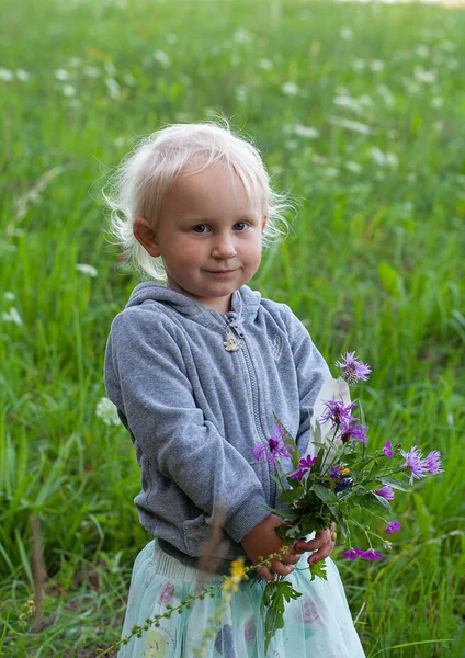 Aranyos lány virágokkal — Stock Fotó