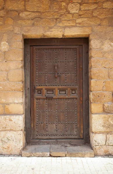 Eski taş duvarda ahşap kapı — Stok fotoğraf