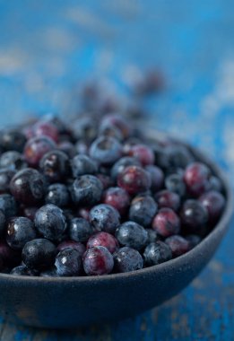 Siyah kasede taze yaban mersini.