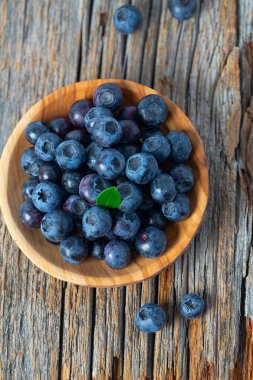 Tahta bir kasede taze yaban mersini