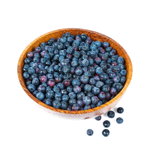 放在木制碗里的新鲜蓝莓 — 图库照片