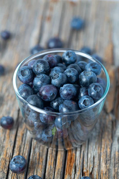 玻璃碗里的新鲜蓝莓 — 图库照片