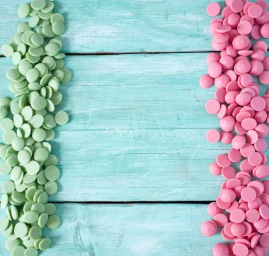 turkuaz yüzeyde çilek ve limonlu çikolata cipsi