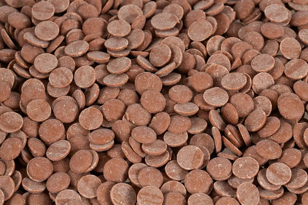 Schokoladenchips isoliert auf weiß — Stockfoto