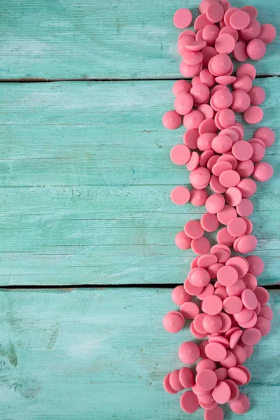 Jahodové čokoládové hranolky na tyrkysové ploše — Stock fotografie