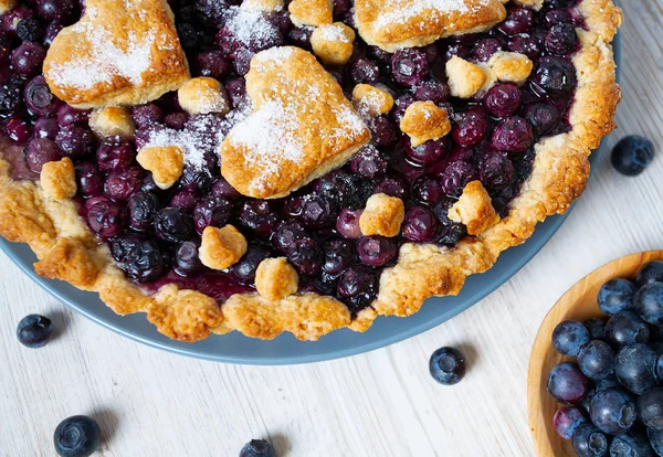 Pastel de arándanos casero en la superficie de madera blanca —  Fotos de Stock