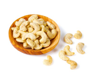 Beyaz arka plan üzerinde izole bir kabın içinde kaju fıstığı