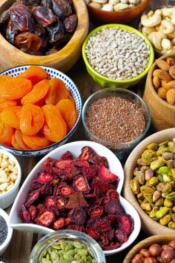 fındık, tohum ve kuru meyveler ahşap yüzeyde