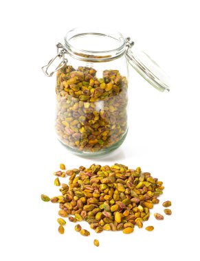 beyaz izole cam bir kavanozda ham antep fıstığı