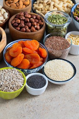 Granit yüzeyde taze fındık ve kurutulmuş meyveler.