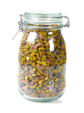 beyaz izole cam bir kavanozda ham antep fıstığı