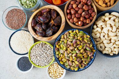 Granit yüzeyde taze fındık ve kurutulmuş meyveler.