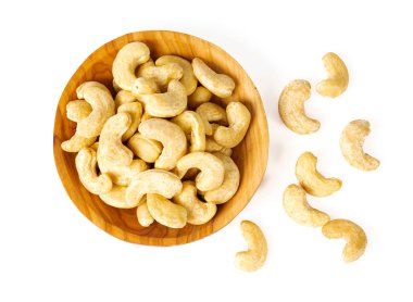 Beyaz arka plan üzerinde izole bir kabın içinde kaju fıstığı