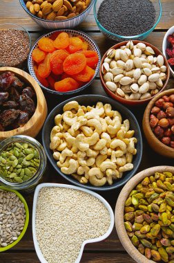 fındık, tohum ve kuru meyveler ahşap yüzeyde