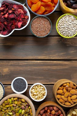 fındık, tohum ve kuru meyveler ahşap yüzeyde